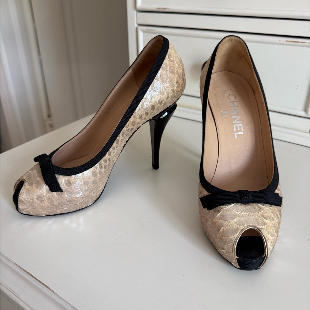 CHANEL Textured Beige and Black Heels - Picture 3 of 7
